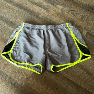 Under Armour Women’s Shorts Semi Fitted - Large